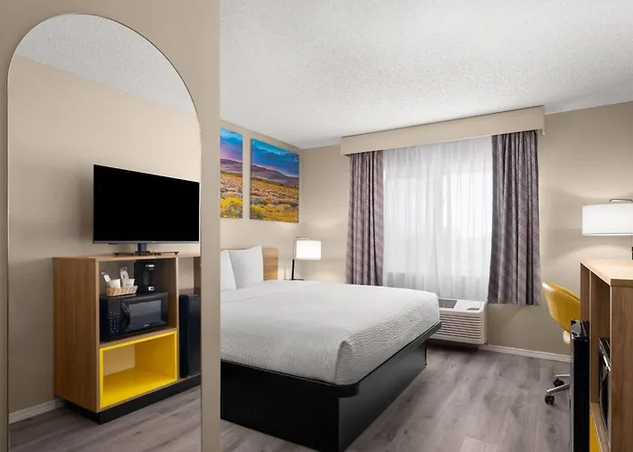 Days Inn & Suites By Wyndham Airport Albuquerque